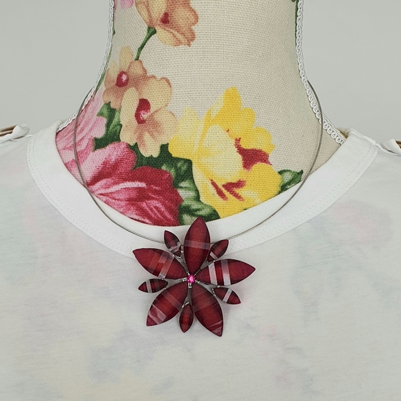 Floral Pendant Necklace - Picture 8 of 8